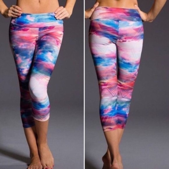 Onzie Truth Pink and Blue Clouds Geometrical accent Capri Leggings - Picture 1 of 6